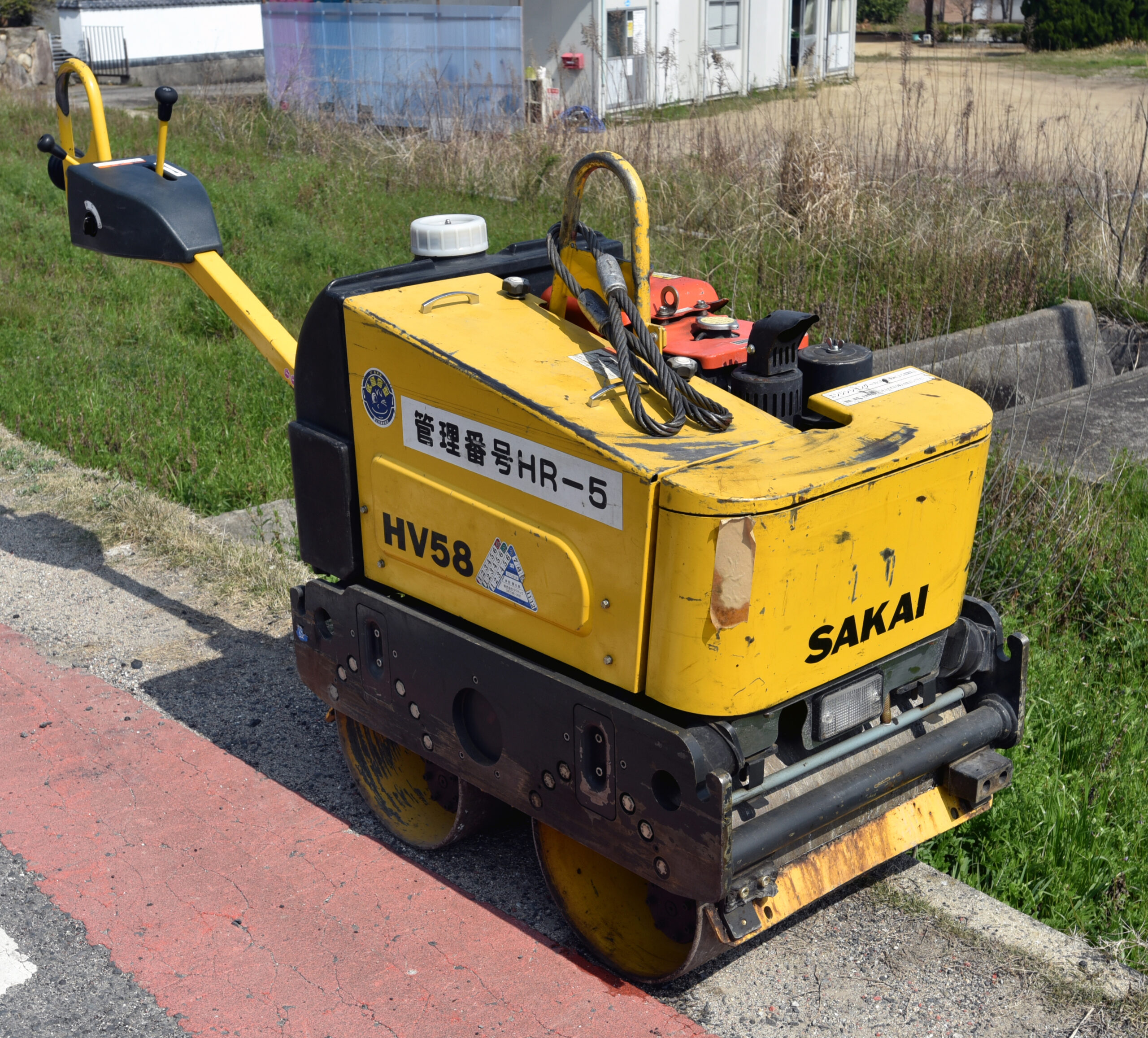 狭い場所には ハンドガイドローラー 関西建設株式会社 さぬき市志度の建設会社